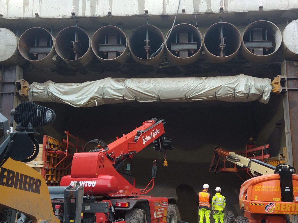 Bei der Betonage Tunnel Baukau wurden die Rümoo Außenrüttler RM60 zur Betonverdichtung eingesetzt.