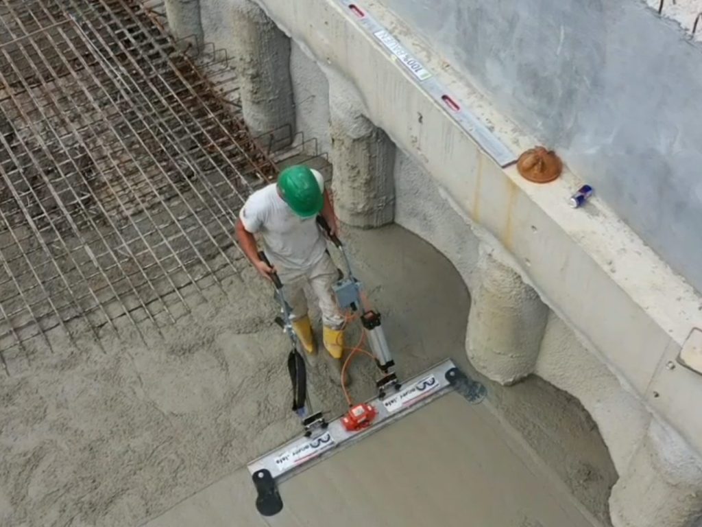 Bei der Betonage Hallenbau wurde die Rümoo Akkupatsche zur Betonverdichtung bzw. Beton abziehen eingesetzt.