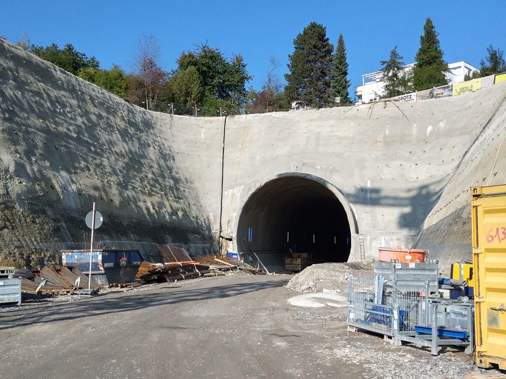 Bei der Betonage des Arlinger Tunnel wurden die Rümoo Außenrüttler RM60 zur Betonverdichtung eingesetzt.