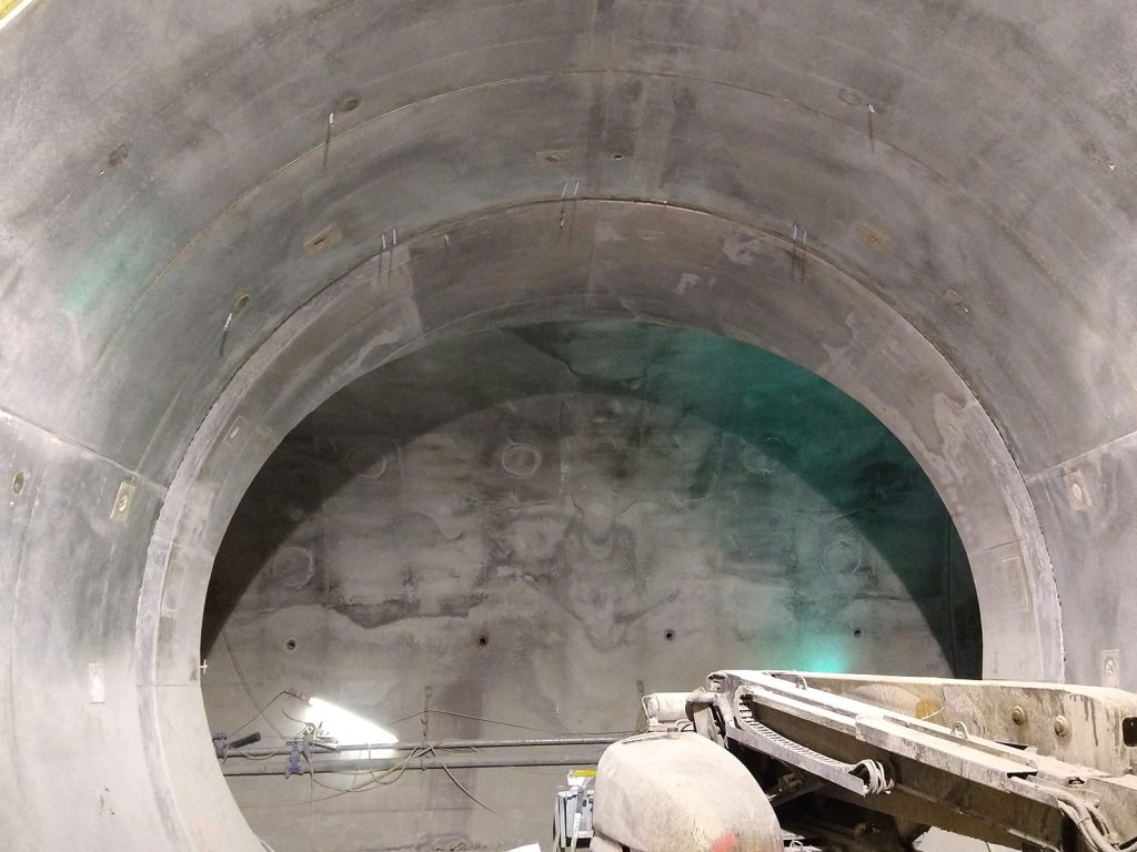 Die Betonverdichtung der Verzeigbauwerks im Tunnel Feuerbach wurde auf einer Spezialhalterung an der Hiolzschalung der Firma Huber mit RüMoo Außenrüttlern ausgeführt.