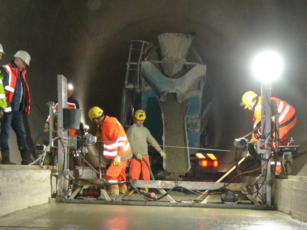 Bei der Betonage Tunnelkette Granitztal wurden die Rümoo Rüttelbohle RSB zur Betonverdichtung eingesetzt.
