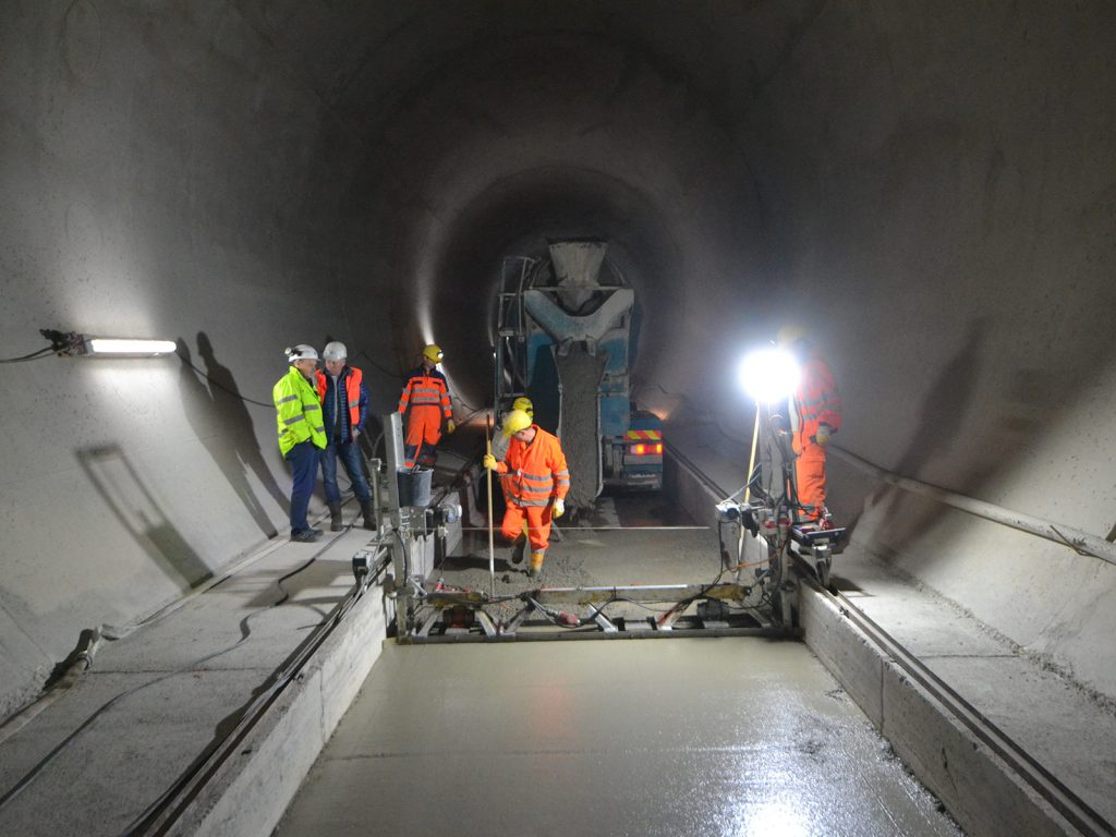 Bei der Betonage Tunnelkette Granitztal wurden die Rümoo Rüttelbohle RSB zur Betonverdichtung eingesetzt.