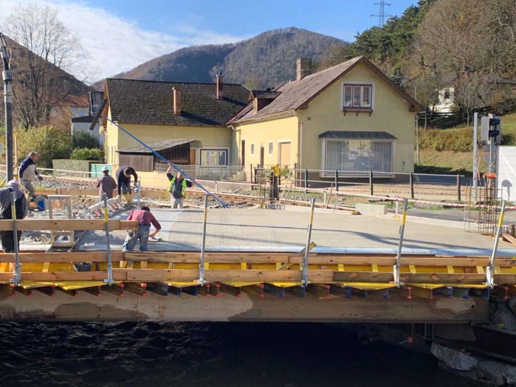 Bei der Hochwasser Brücke in Peischling wurde mit der RSB Rümoo Syste, Rüttelbohle betoniert.