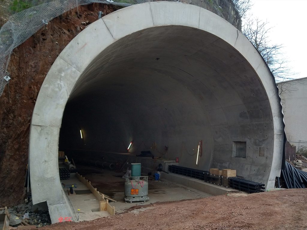 Bei der Betonage Tunnel Dietz wurden die Rümoo Schalungsrüttler Außenrüttler RM60 zur Betonverdichtung eingesetzt.
