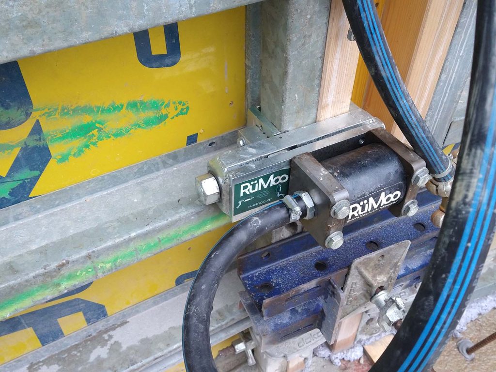 Der RüMoo Rm60 im Einsatz beim Bau von Wehrmauern in Feldolling von der Firma Habau auf Doka Schalung